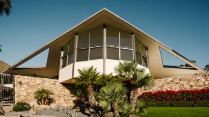 Imagine stepping into a time capsule where the future of architecture meets the charm of history. That's precisely what the House of Tomorrow offers. Located amidst the picturesque backdrop of the San Jacinto Mountains, this architectural gem was commissioned by the Alexander Construction Company and masterfully crafted by renowned architect William Krisel in 1960. With its unique design of four interconnected circular structures, the house provides stunning panoramic views that make it seem as if it were a spacecraft poised above the desert sands. Elvis Presley and his bride Priscilla had initially set their sights on marrying at this very location in the spring of 1967. However, swamped by media attention, they opted for a Las Vegas wedding and reserved the House of Tomorrow as their honeymoon retreat, earning it the charming nickname "Honeymoon Hideaway." This residence became symbolic of the glittering lifestyle of the 60s, where the living room's rock wall and a spacious pool beckoned partygoers looking for an escape into luxury.